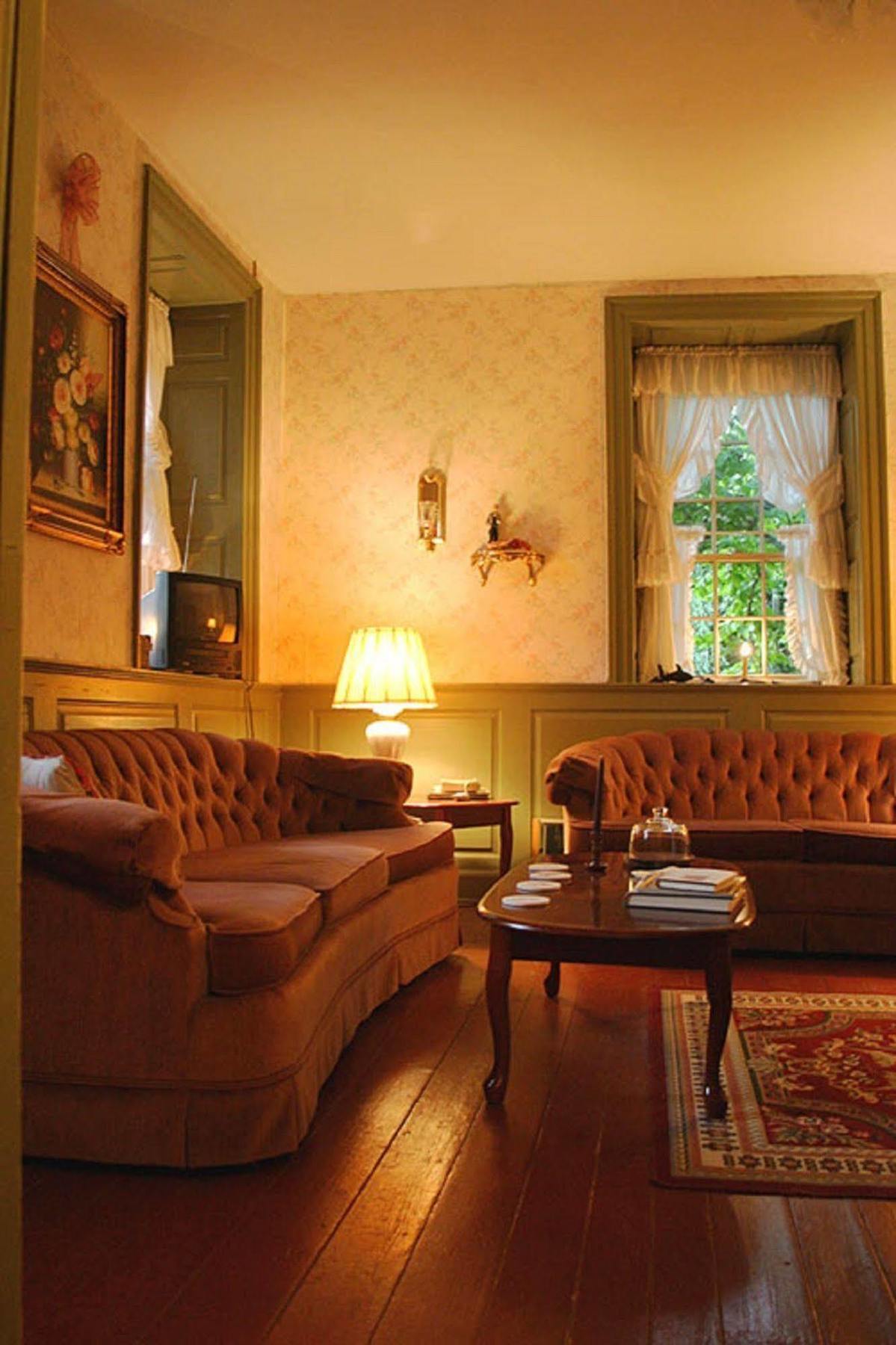 Brownstone Colonial Inn Reinholds Exterior foto