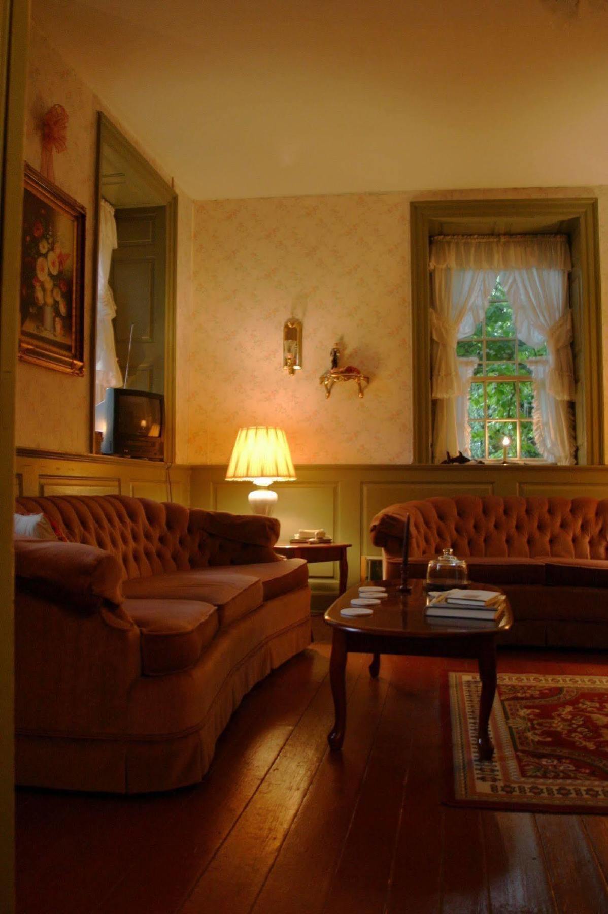 Brownstone Colonial Inn Reinholds Exterior foto